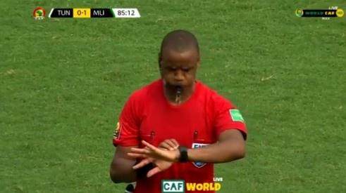 1642083267710033354.jpg 开云赛事-【夜读】非洲杯主裁判乱吹哨是因为中暑?