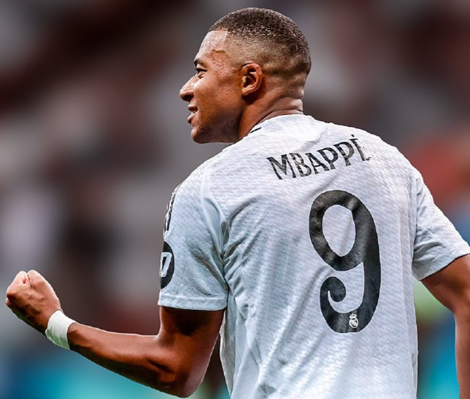 开云App-2025全球运动员收入榜单揭晓：C罗再登顶，梅西稳居前三