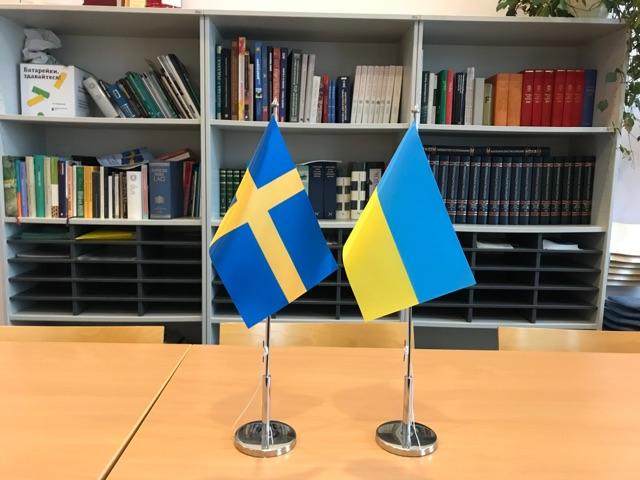 开云App-国旗太像的缘故?乌克兰瑞典两国球迷友谊地久天长