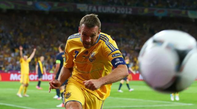 开云App-国旗太像的缘故?乌克兰瑞典两国球迷友谊地久天长